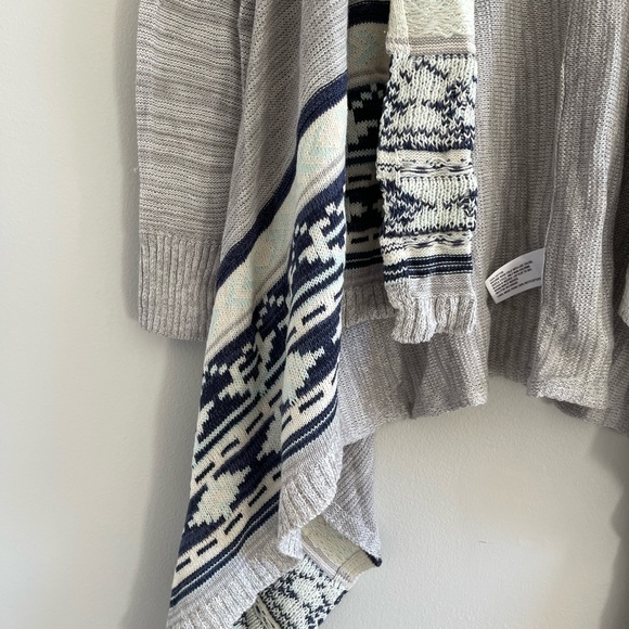 Mossimo Gray Tribal Design Size L - Picture 3 of 4